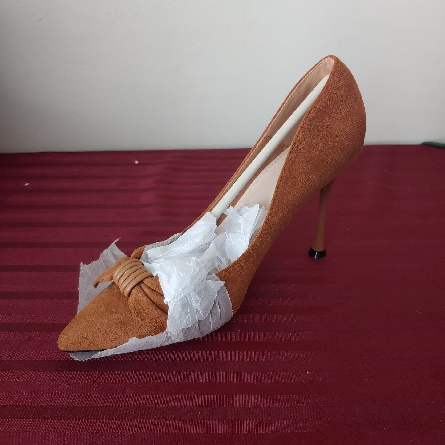 Zapatillas gamuza color marrón tacón de aguja talla 7 US (24 cm) - (Nuevo)
