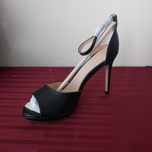 Zapatillas color negro tacón de aguja talla 8 1/2 US (25.5 cm) - (Nuevo)