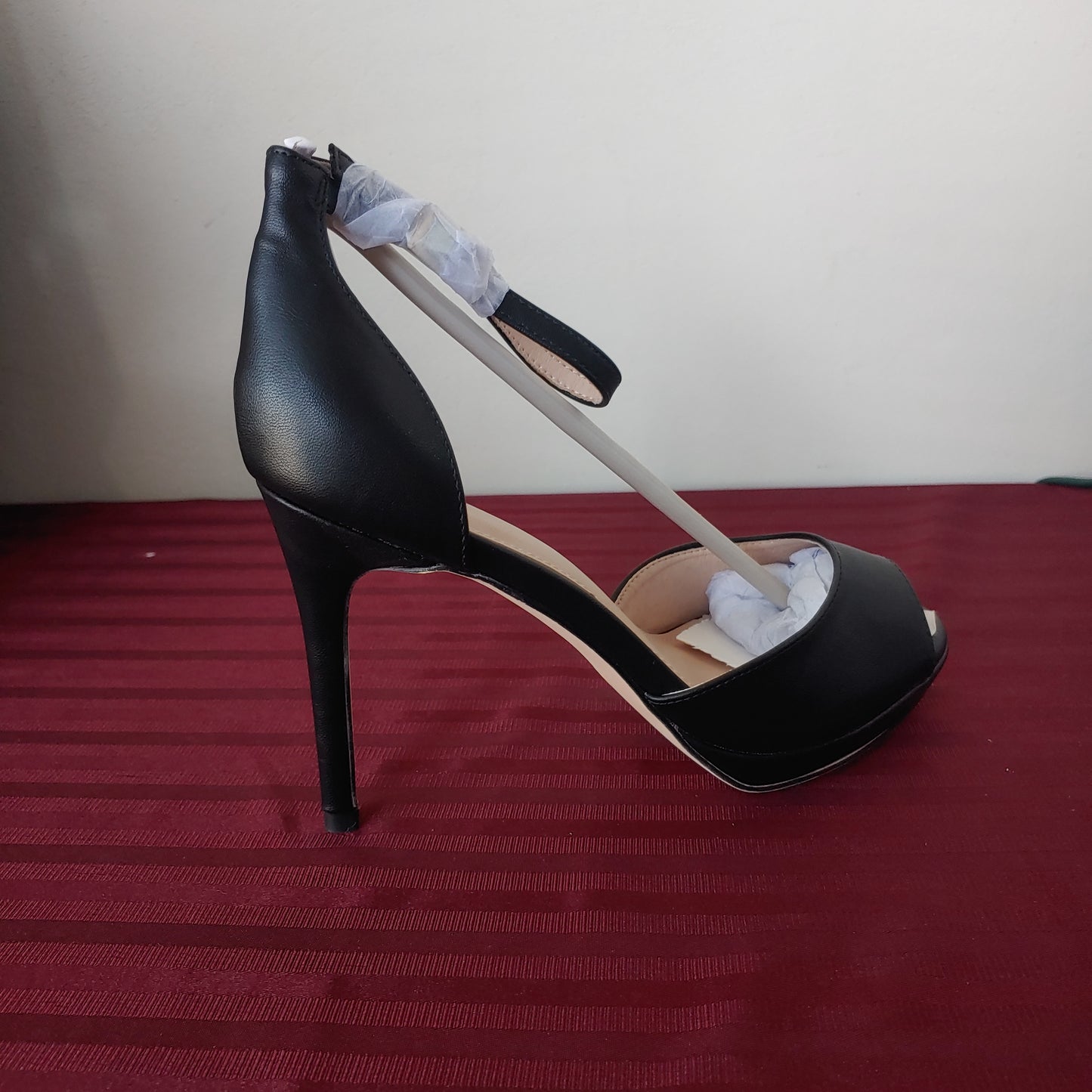 Zapatillas color negro tacón de aguja talla 8 1/2 US (25.5 cm) - (Nuevo)
