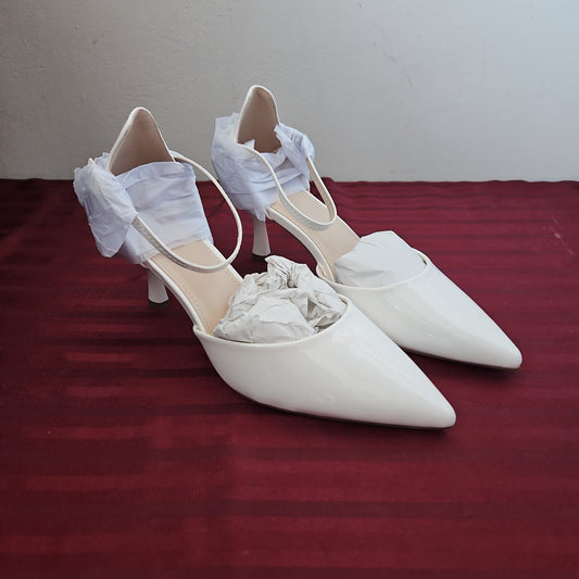 Zapatillas charol color blanco talla 8 1/2 US (25.5 cm) - (Nuevo)