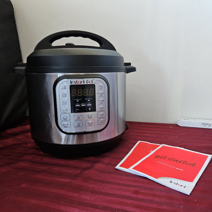 Olla de presión eléctrica multifuncional 7 en 1 de 5.7 litros - Instant Pot Duo (Nuevo, pequeño detalle estético)