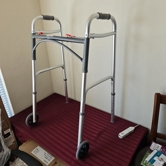 Caminadora/andadora con ruedas de 5" plegable y ligera - Drive Medical (Seminuevo)