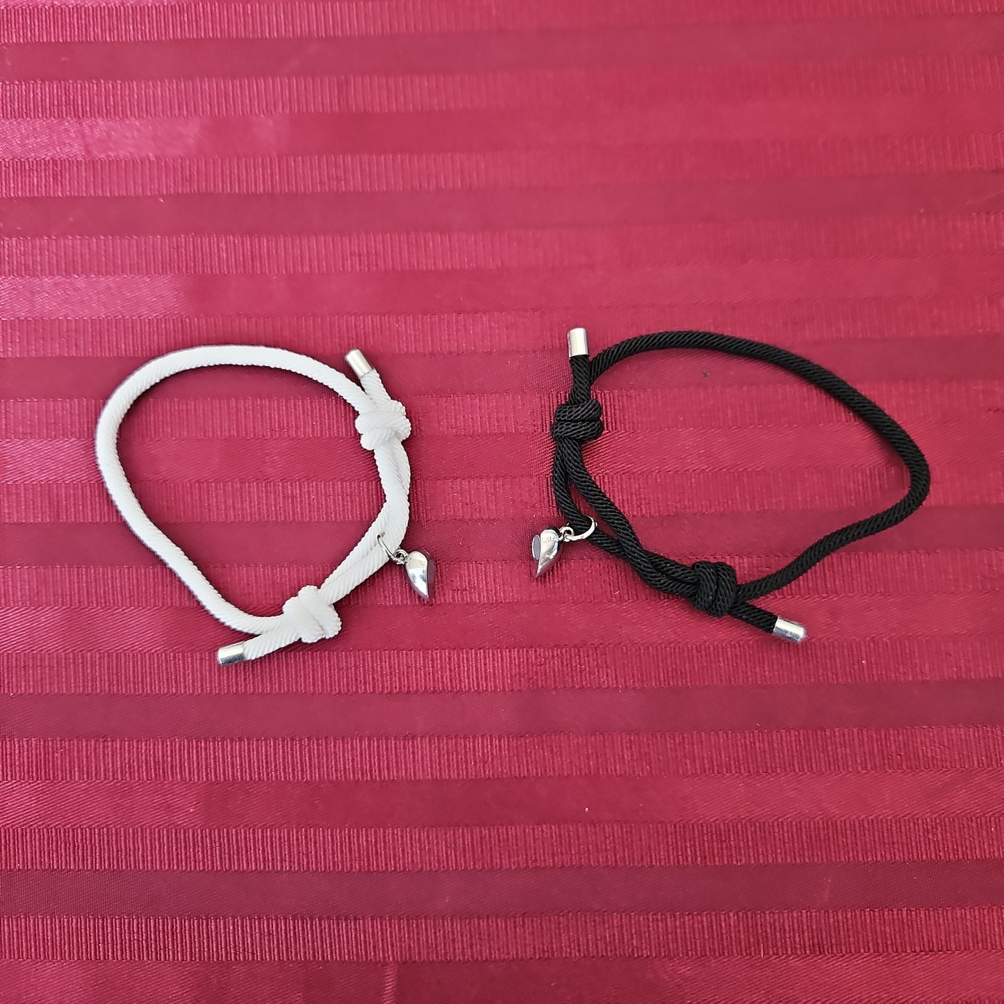 Par de pulseras para pareja de dos colores con corazón imantado (Nuevo)