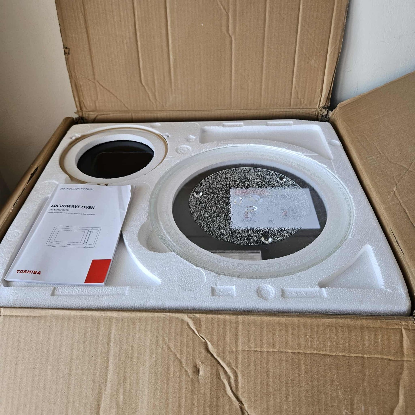 Horno microondas 1.6 pies cúbicos Inverter - Toshiba (Nuevo, pequeño detalle estético)