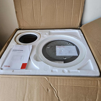 Horno microondas 1.6 pies cúbicos Inverter - Toshiba (Nuevo, pequeño detalle estético)