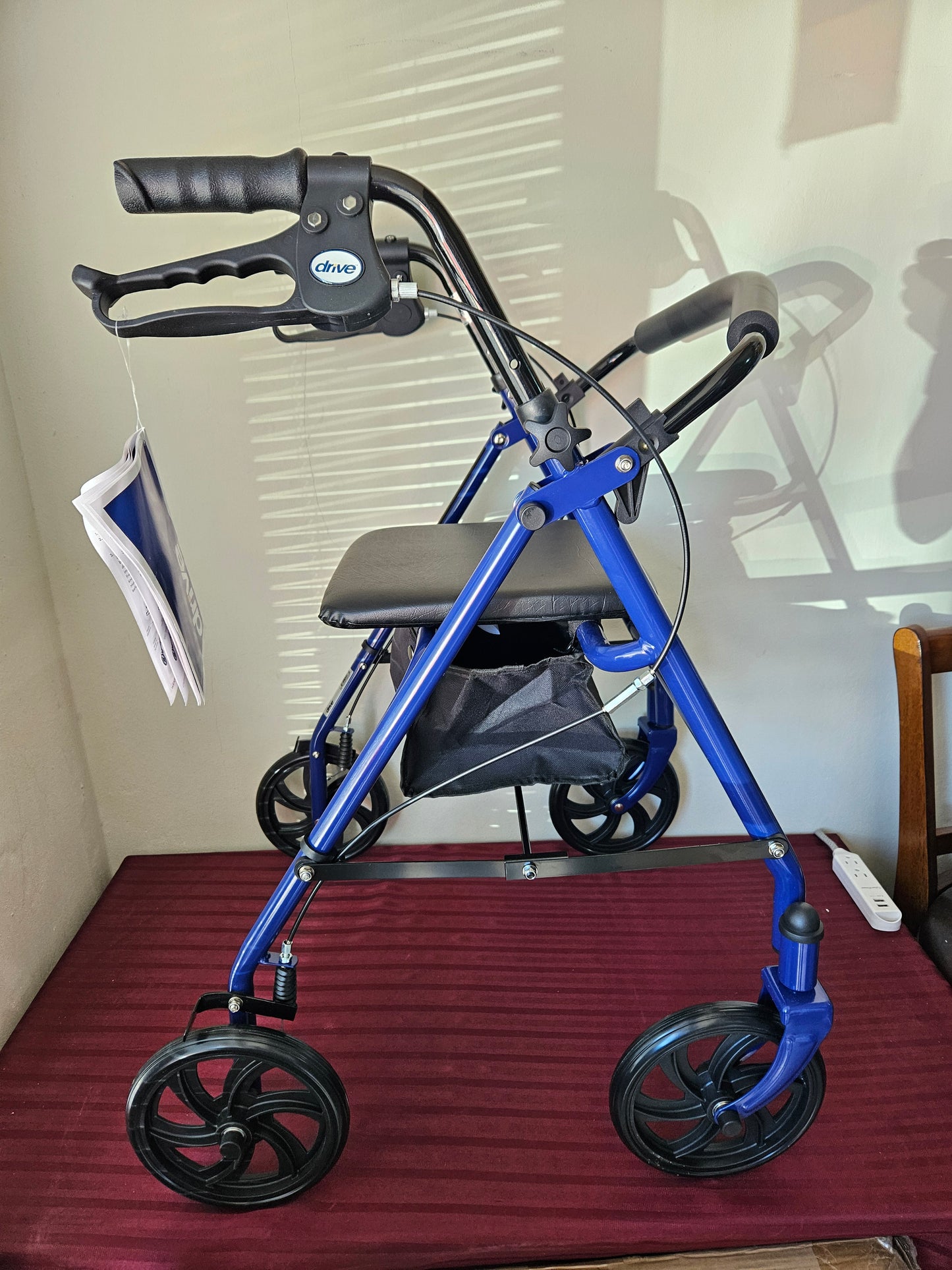 Caminadora/andadora con asiento y ruedas de 7.5" plegable - Drive Medical (Nuevo, sin caja)