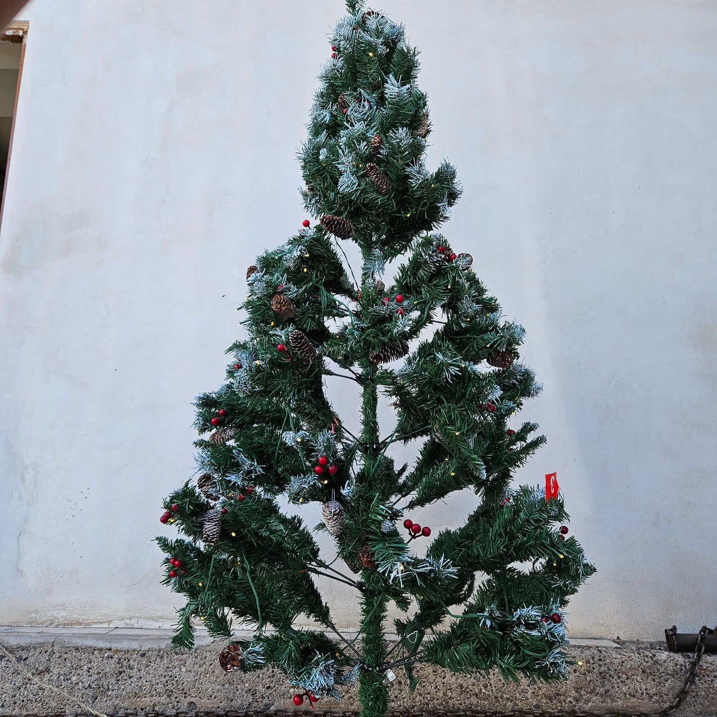 Árbol de navidad nevado de 6 pies con 250 luces LED integradas (Nuevo, caja abierta)