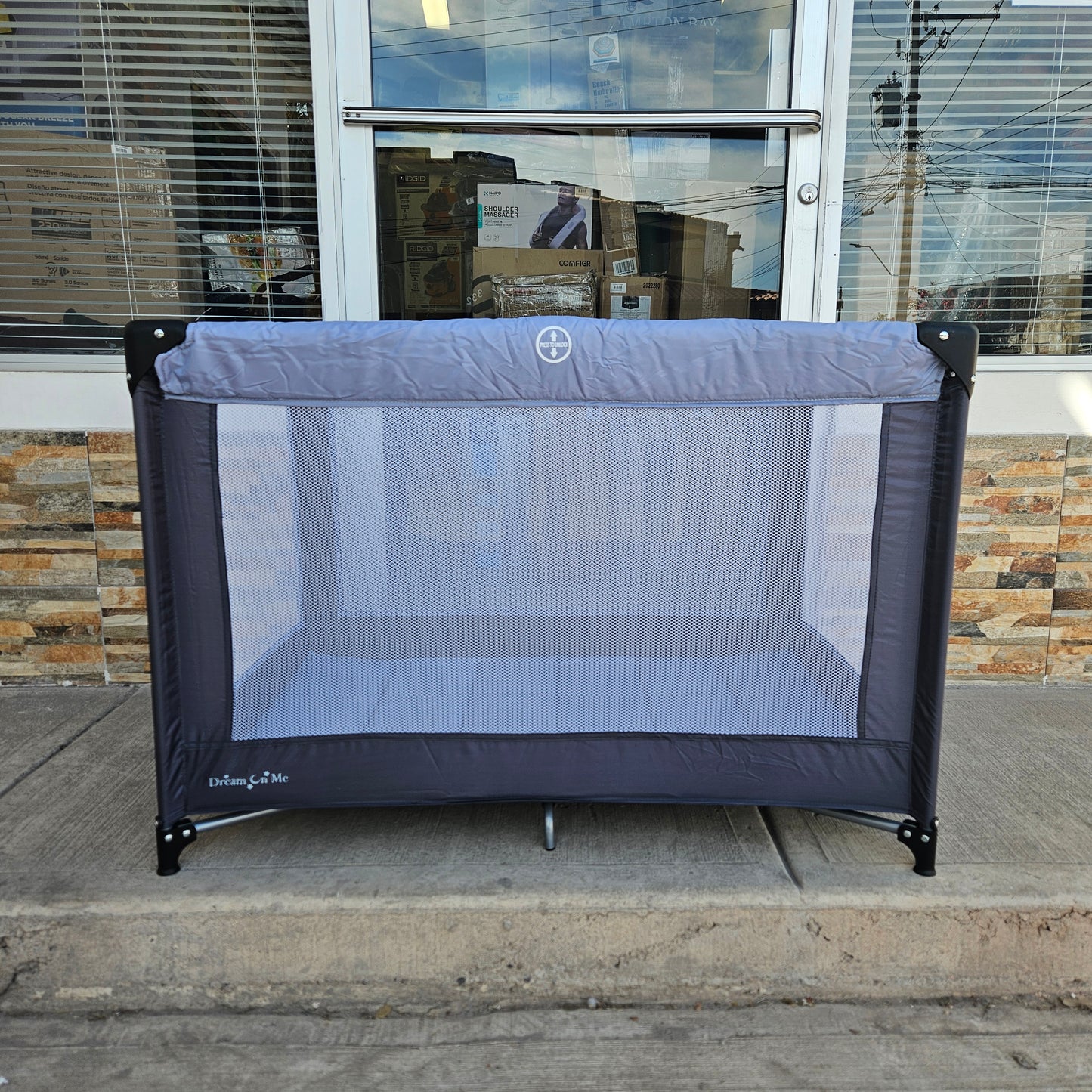 Corral portátil plegable para niños con bolsa de transporte con correa - Dream on me (Nuevo, caja abierta)