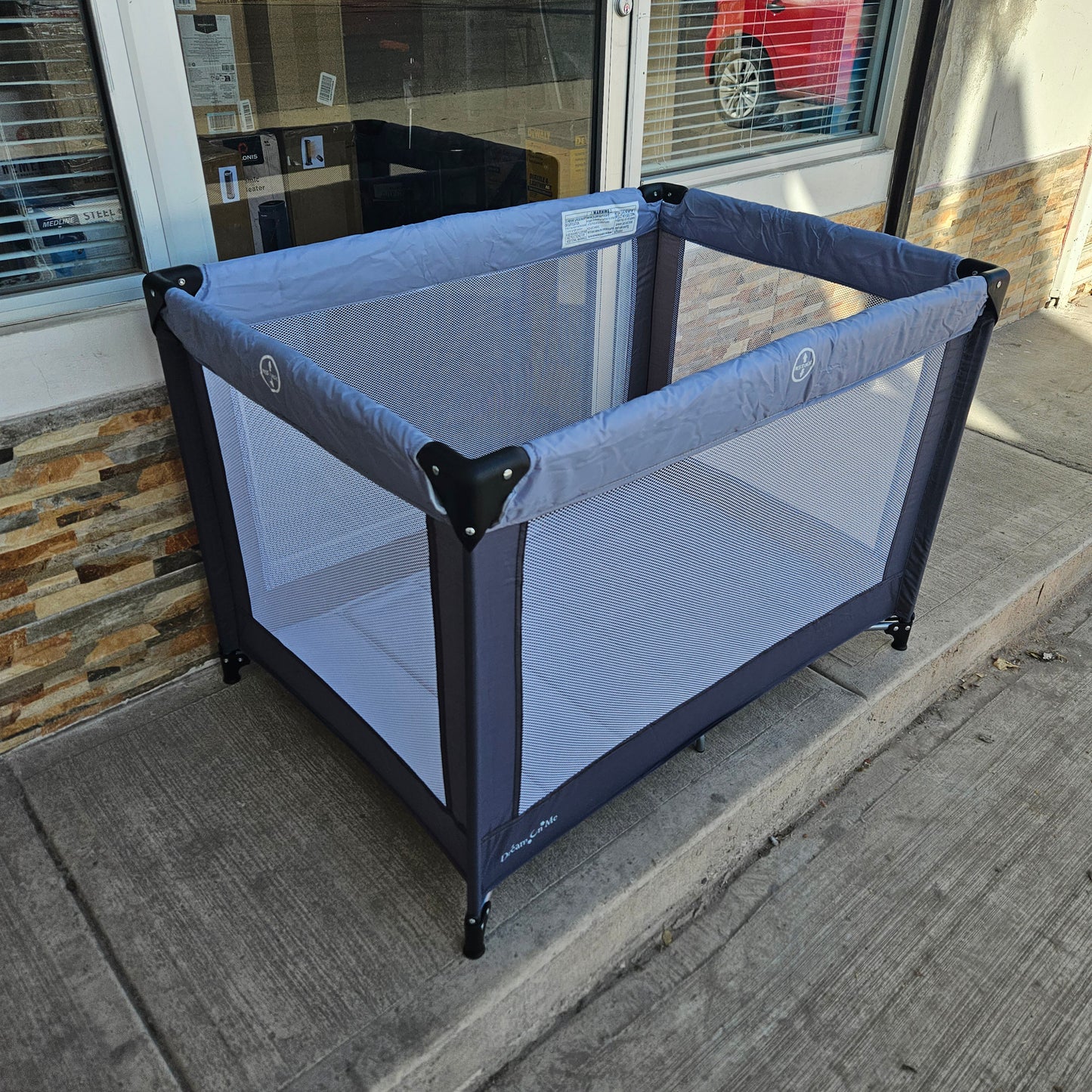 Corral portátil plegable para niños con bolsa de transporte con correa - Dream on me (Nuevo, caja abierta)