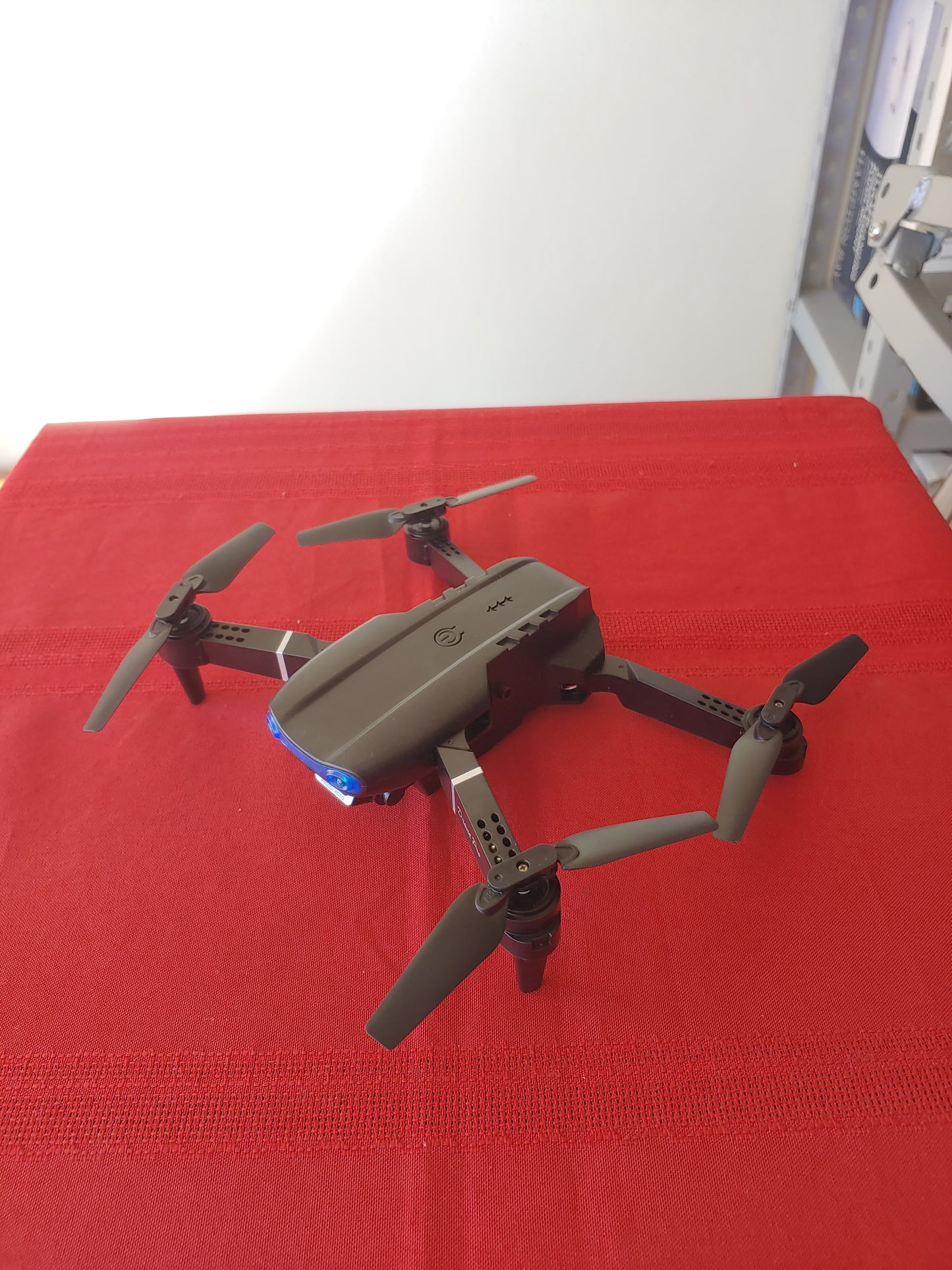 Dron plegable con doble cámara color negro con evasión de obstáculos - Foldable E99 (Nuevo)