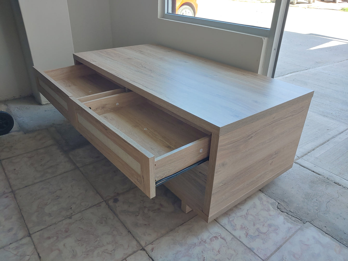 Mesa de centro con 2 cajones de madera - Twin Star Home Fairfax (Nuevo)