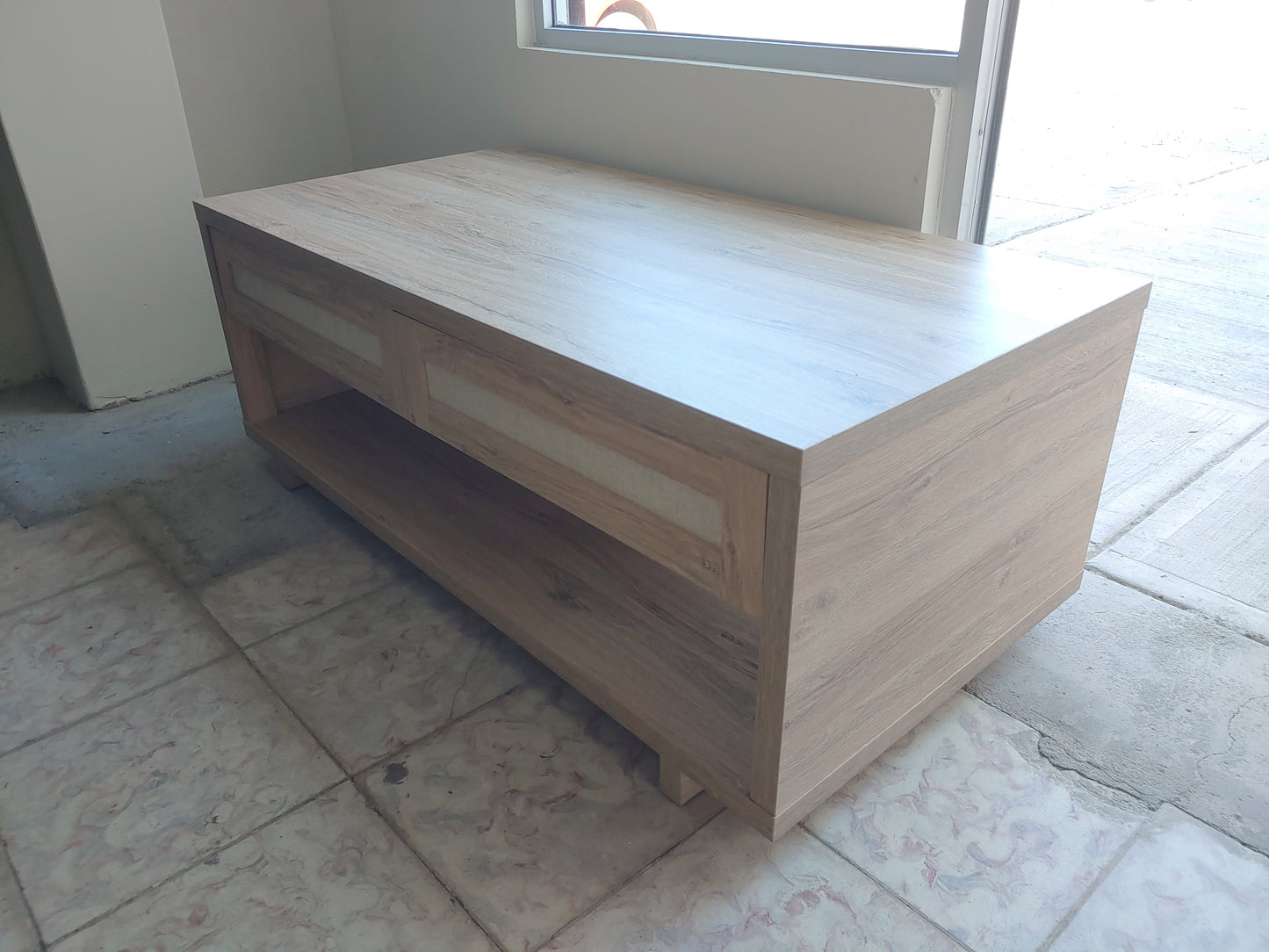 Mesa de centro con 2 cajones de madera - Twin Star Home Fairfax (Nuevo)