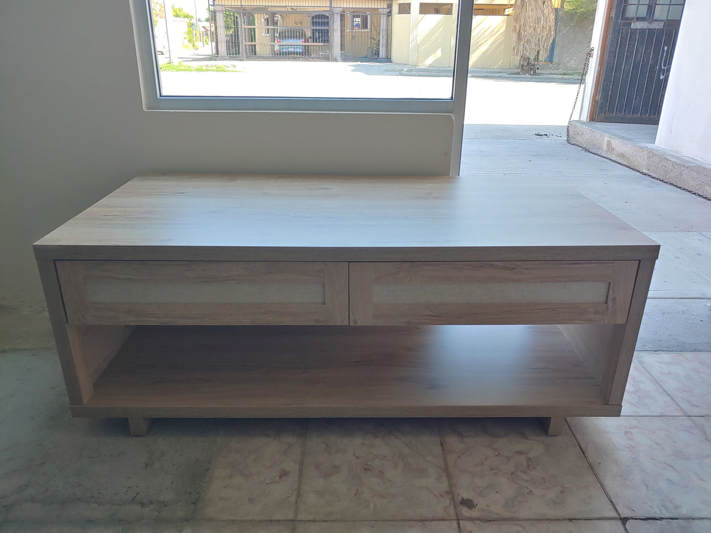 Mesa de centro con 2 cajones de madera - Twin Star Home Fairfax (Nuevo)