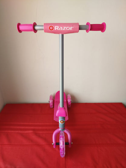 Scooter de 3 ruedas para niñas color rosa - Razor jr (Nuevo, caja abierta)