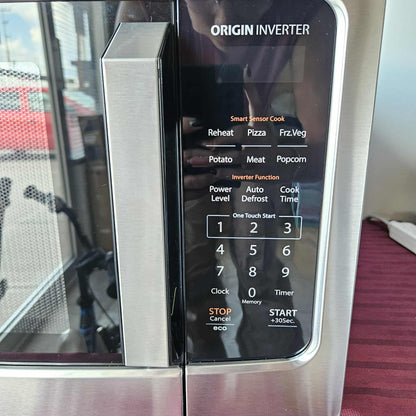 Horno microondas 1.6 pies cúbicos Inverter - Toshiba (Nuevo, pequeño detalle estético)
