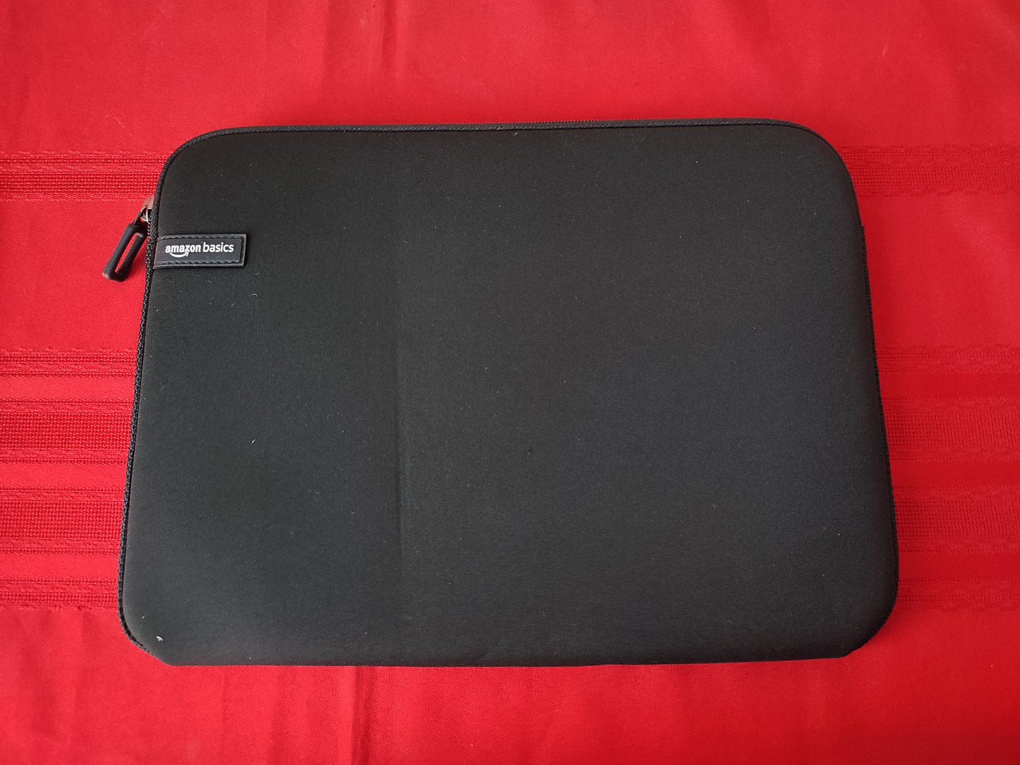 Funda para laptop de 13 - 13.3"  color negro - Amazon Basics (Nuevo)