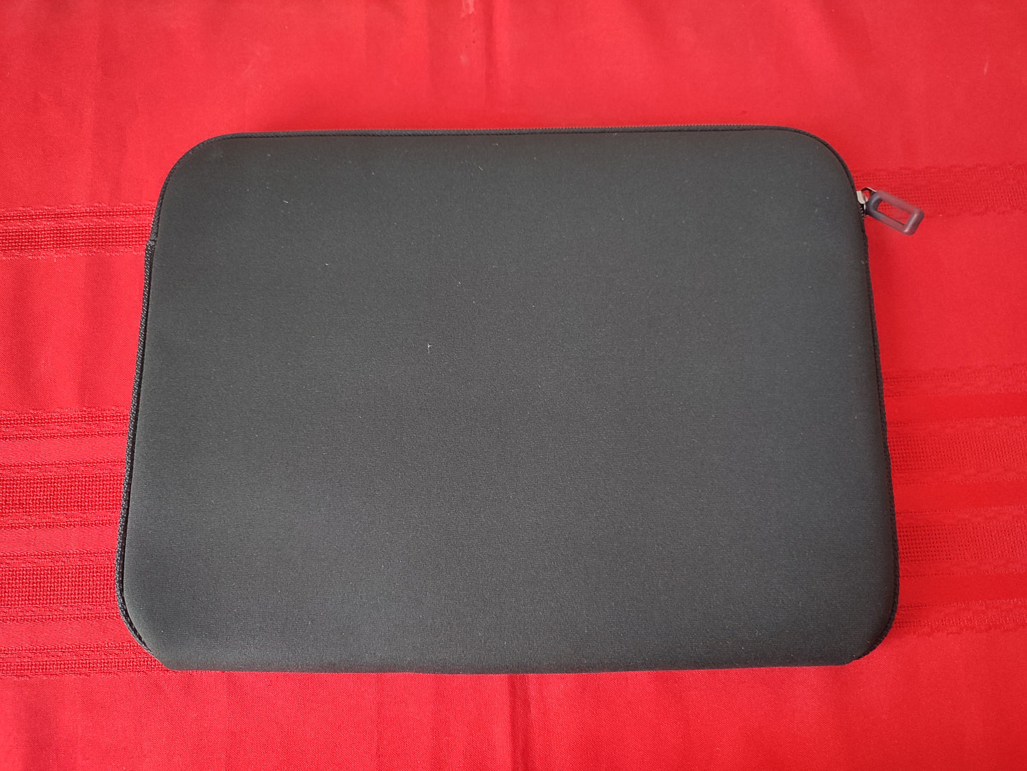 Funda para laptop de 13 - 13.3"  color negro - Amazon Basics (Nuevo)