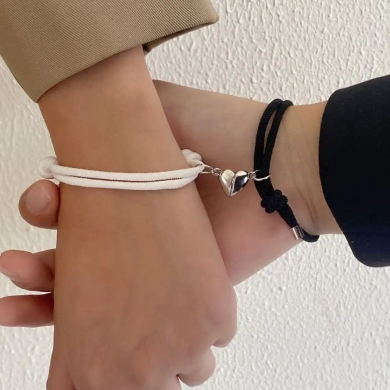 Par de pulseras para pareja de dos colores con corazón imantado (Nuevo)