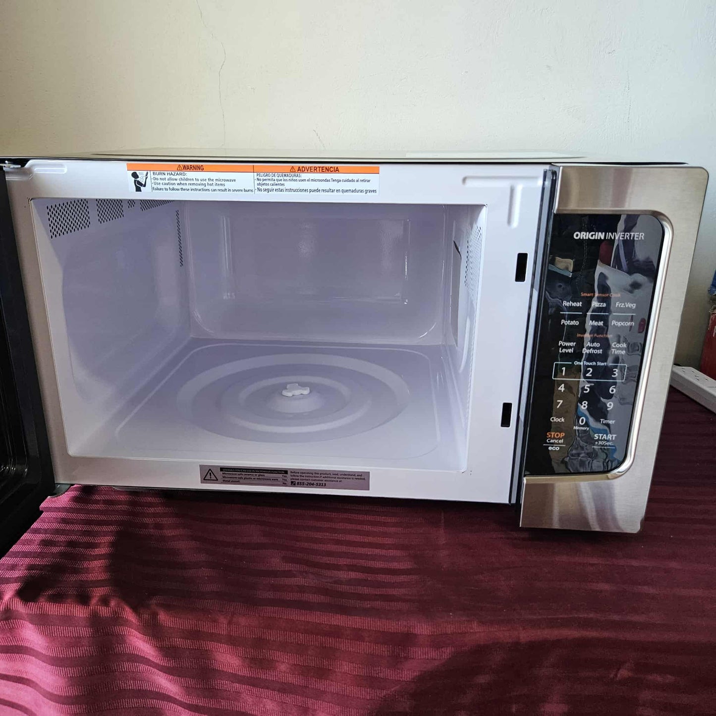 Horno microondas 1.6 pies cúbicos Inverter - Toshiba (Nuevo, pequeño detalle estético)