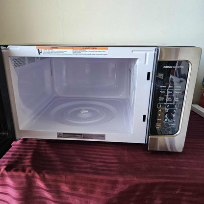 Horno microondas 1.6 pies cúbicos Inverter - Toshiba (Nuevo, pequeño detalle estético)