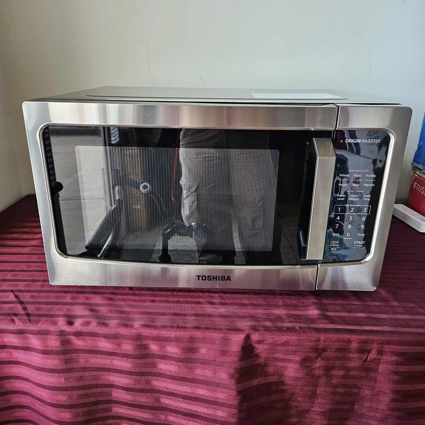 Horno microondas 1.6 pies cúbicos Inverter - Toshiba (Nuevo, pequeño detalle estético)