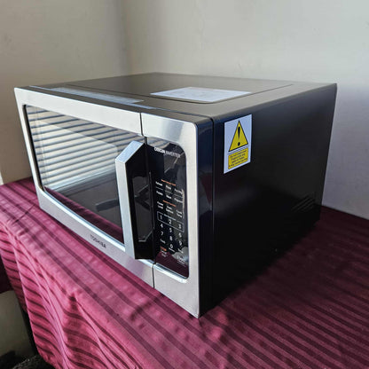 Horno microondas 1.6 pies cúbicos Inverter - Toshiba (Nuevo, pequeño detalle estético)