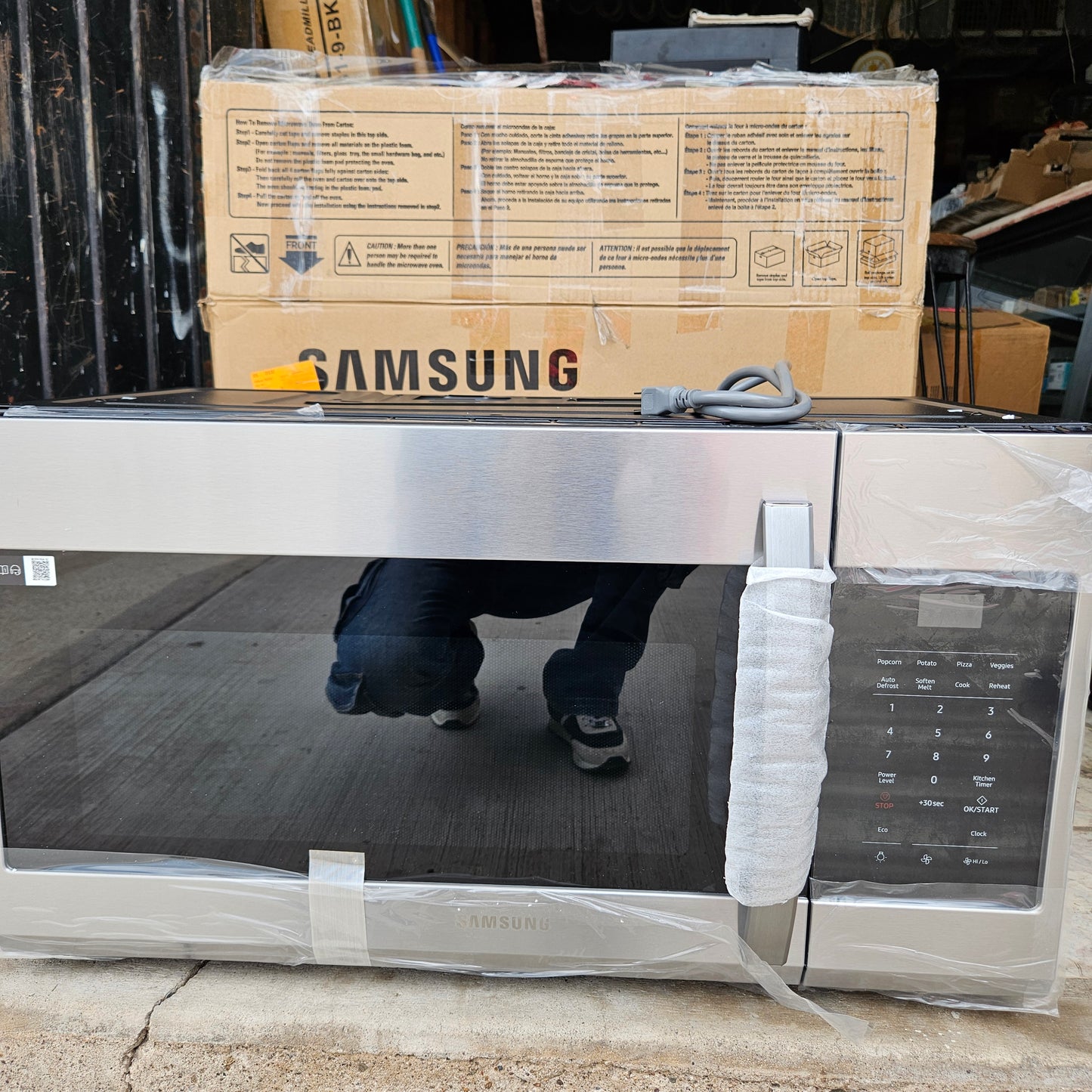 Horno microondas 1.7 pies cúbicos con campana extractora - Samsung (Nuevo, caja abierta)
