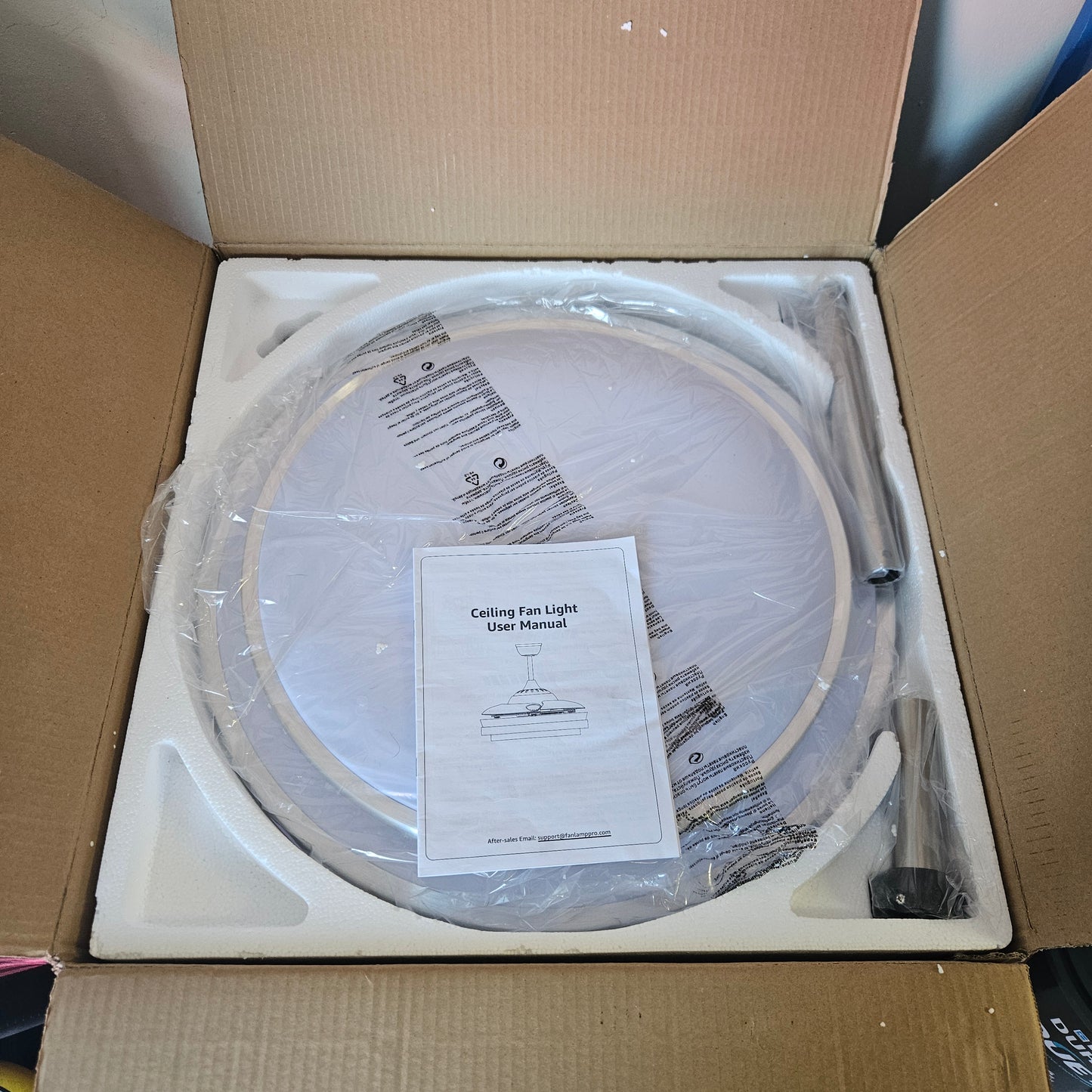 Ventilador de techo LED de 42" con aspas retráctiles y control remoto (Nuevo, caja abierta)