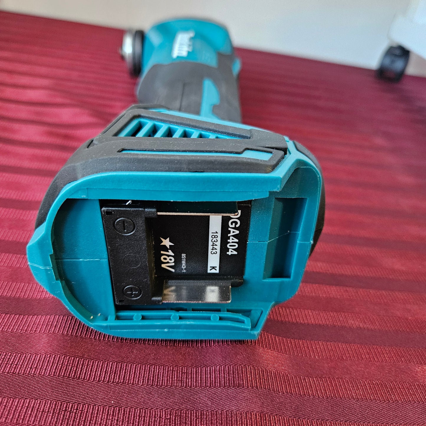 Esmeriladora inalámbrica angular 4-1/2 / 5", 18V (Solo herramienta) - Makita DGA404 (Nuevo, sin empaque)