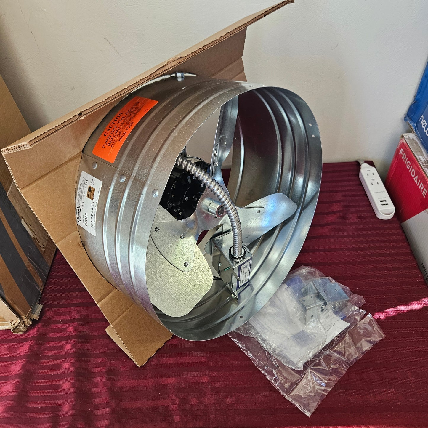 Ventilador/Extractor 1,600 pies cúbicos de 15" - GAF MasterFlow (Nuevo, caja abierta)