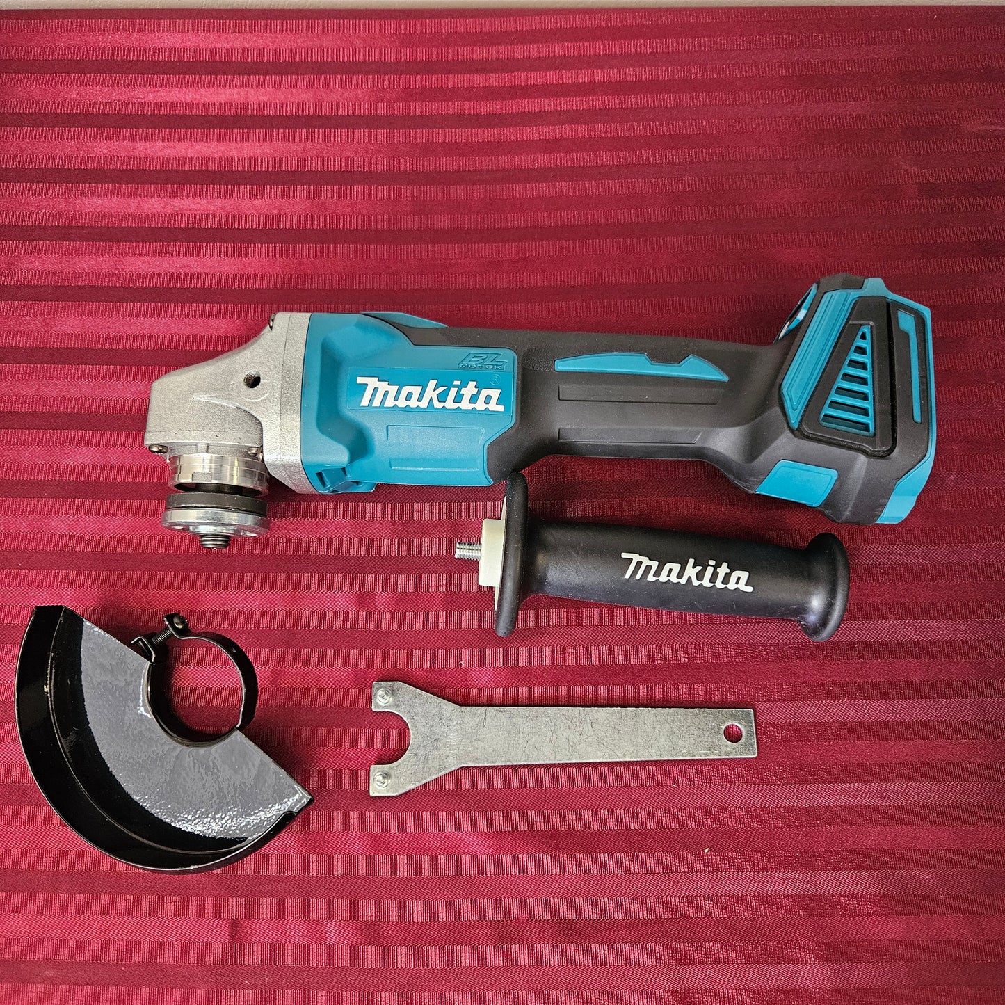 Esmeriladora inalámbrica angular 4-1/2 / 5", 18V (Solo herramienta) - Makita DGA404 (Nuevo, sin empaque)