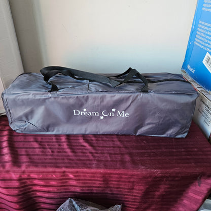 Corral portátil plegable para niños con bolsa de transporte con correa - Dream on me (Nuevo, caja abierta)