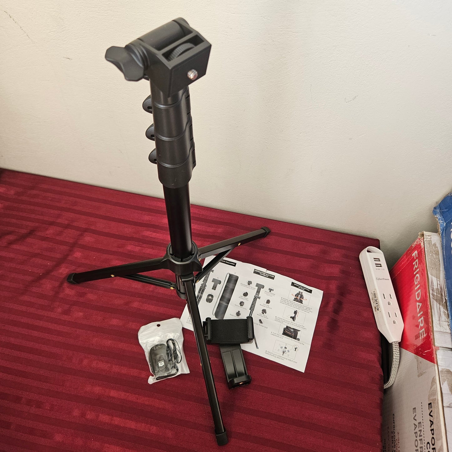 Trípode/Selfie Stick 64" con control remoto Bluetooth - Liphisy (Nuevo, caja abierta)