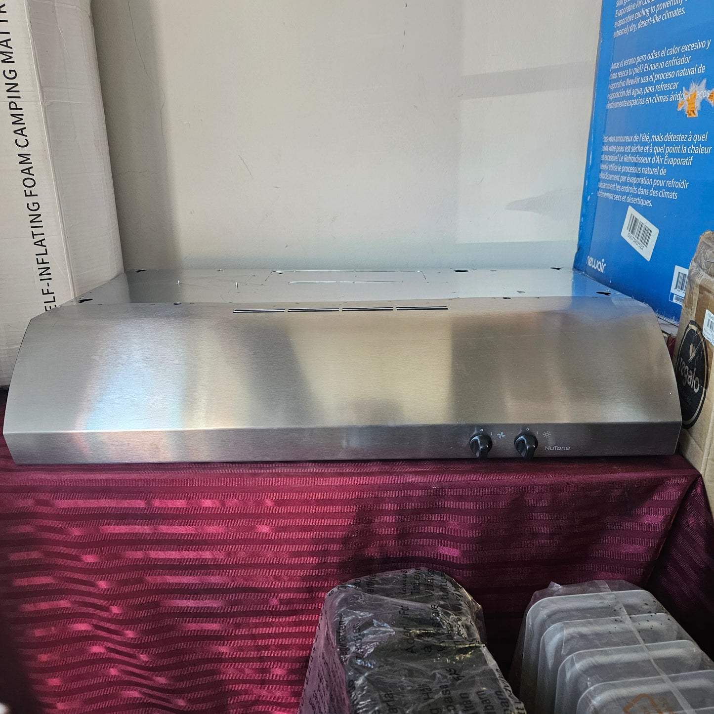 Campana de cocina de 30" convertible con extractor y luz de acero inoxidable - NuTone AR1 Series (Nuevo, pequeño detalle estético)