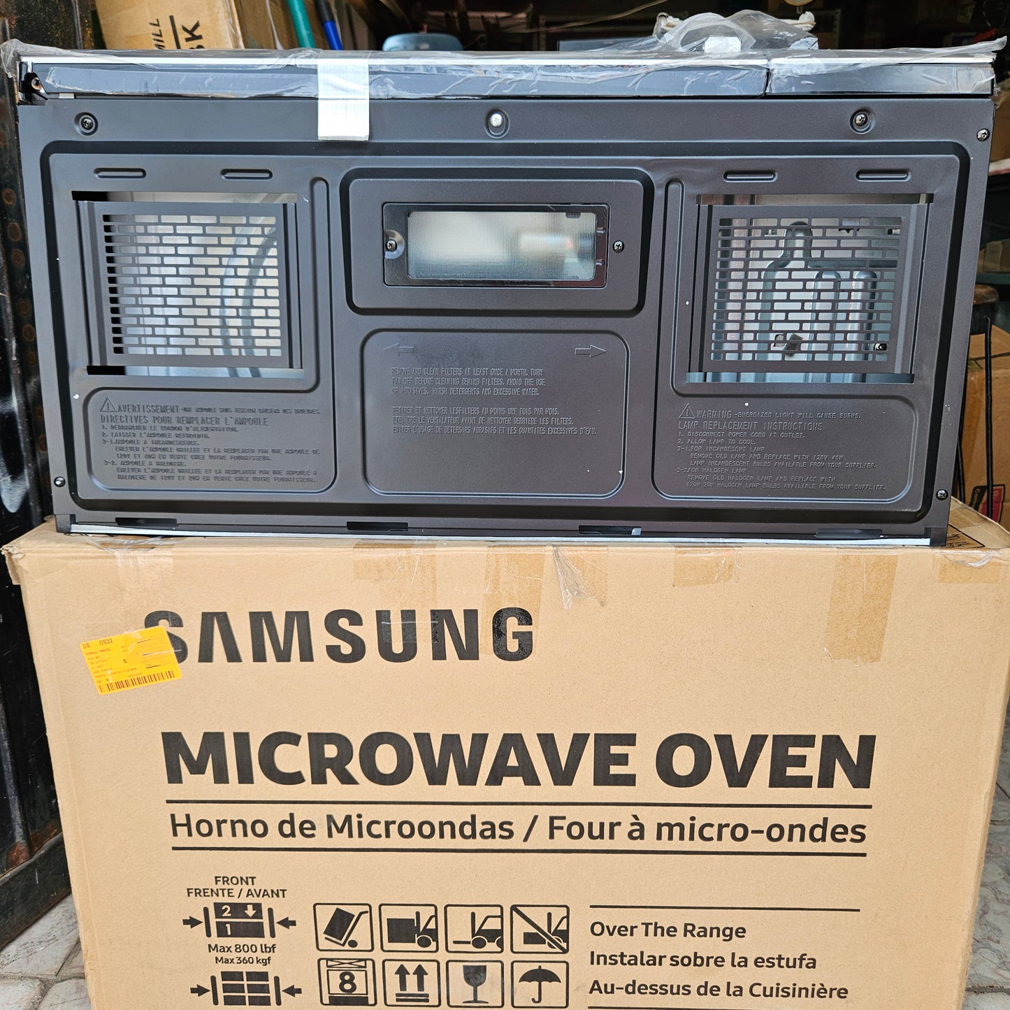 Horno microondas 1.7 pies cúbicos con campana extractora - Samsung (Nuevo, caja abierta)