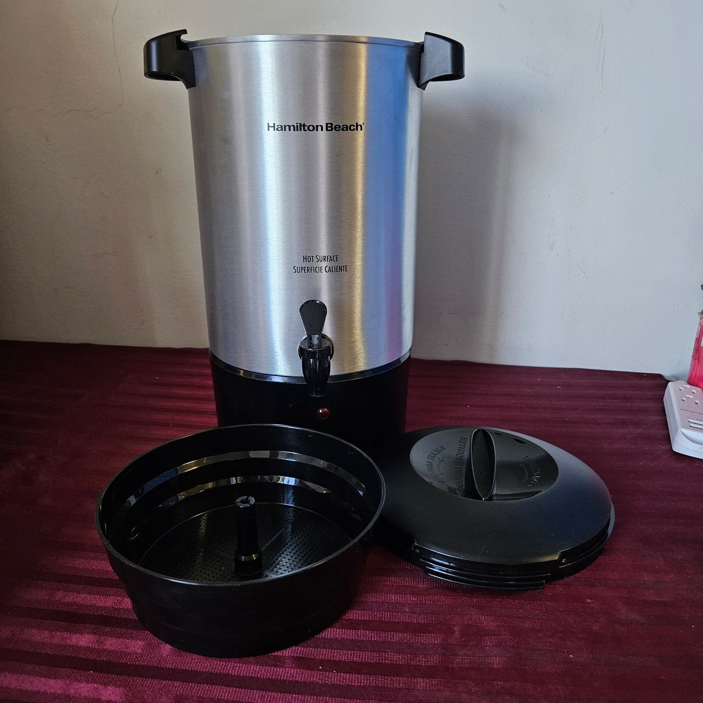 Cafetera eléctrica 15-45 tazas de acero inoxidable - Hamilton Beach (Seminuevo)