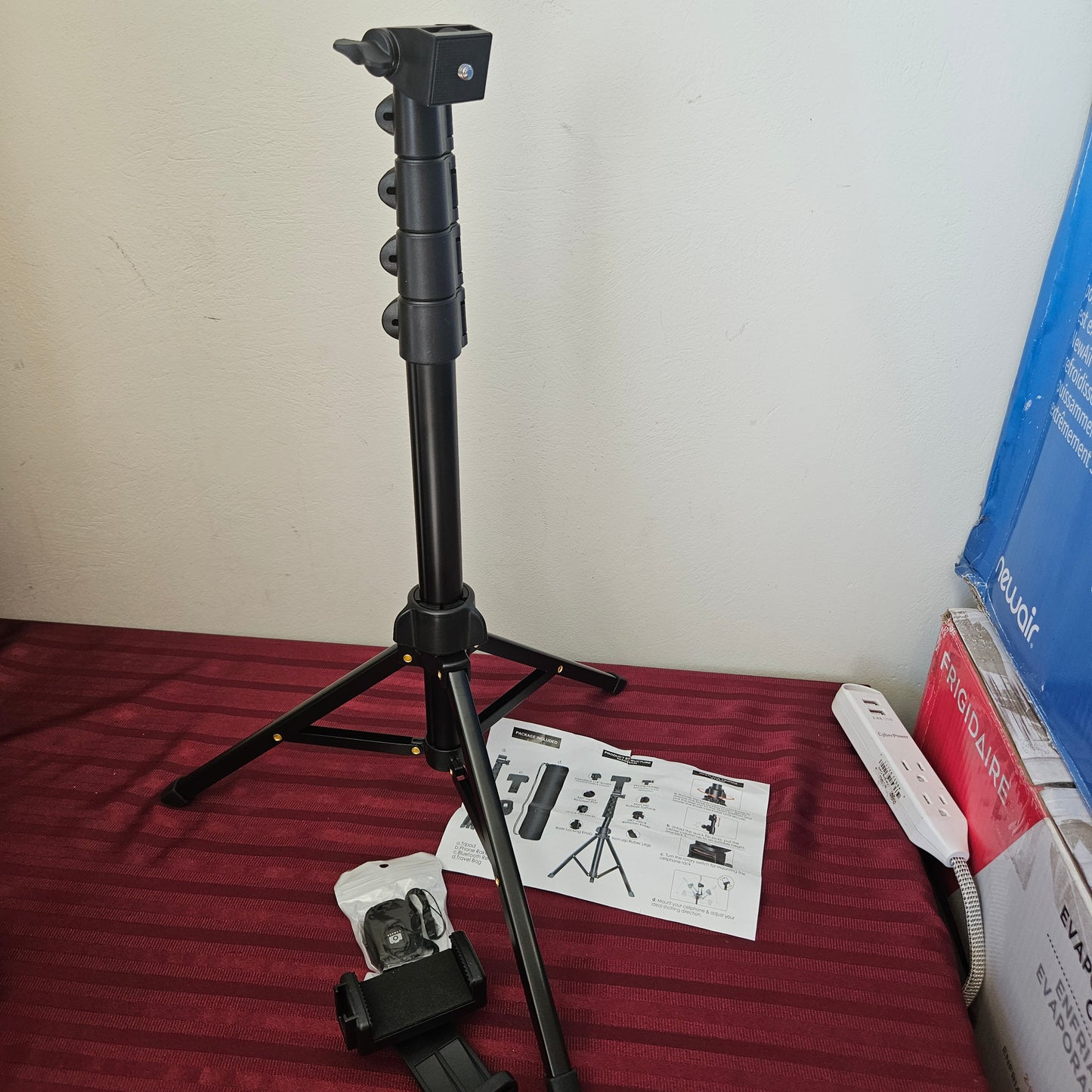 Trípode/Selfie Stick 64" con control remoto Bluetooth - Liphisy (Nuevo, caja abierta)