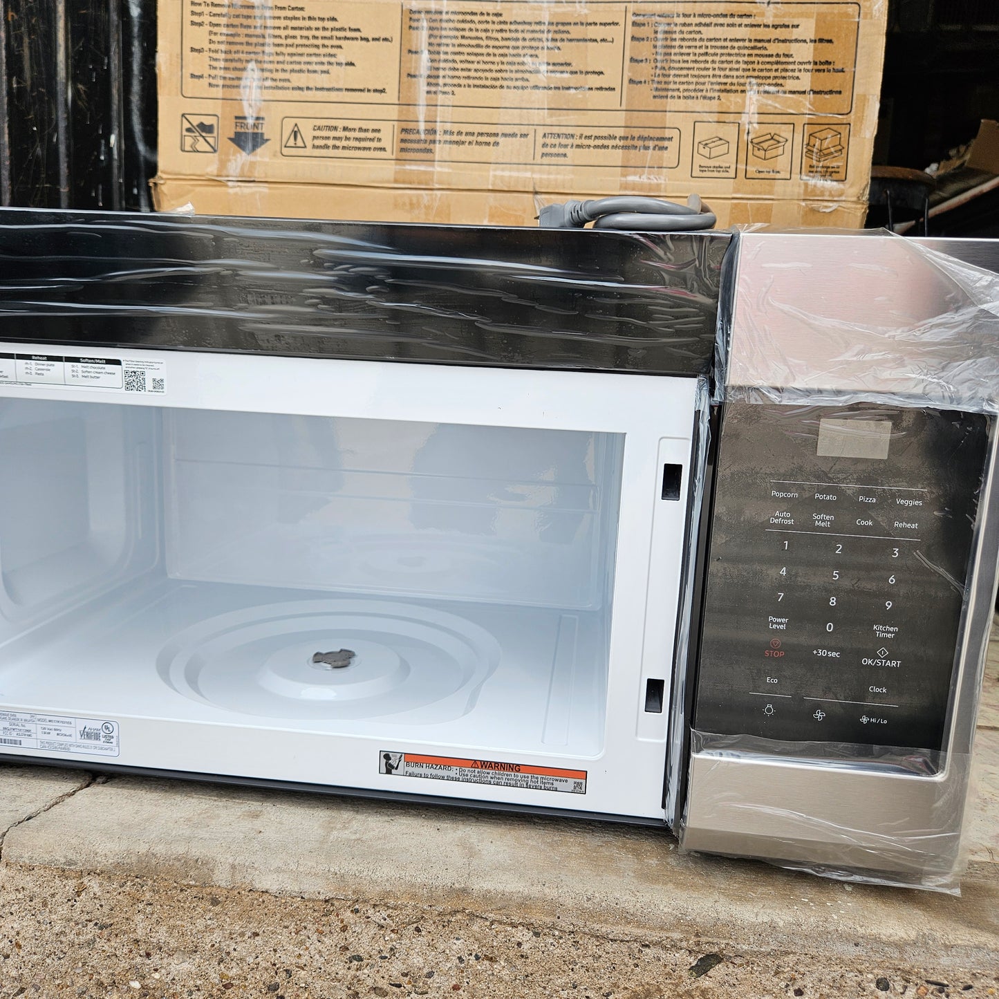 Horno microondas 1.7 pies cúbicos con campana extractora - Samsung (Nuevo, caja abierta)
