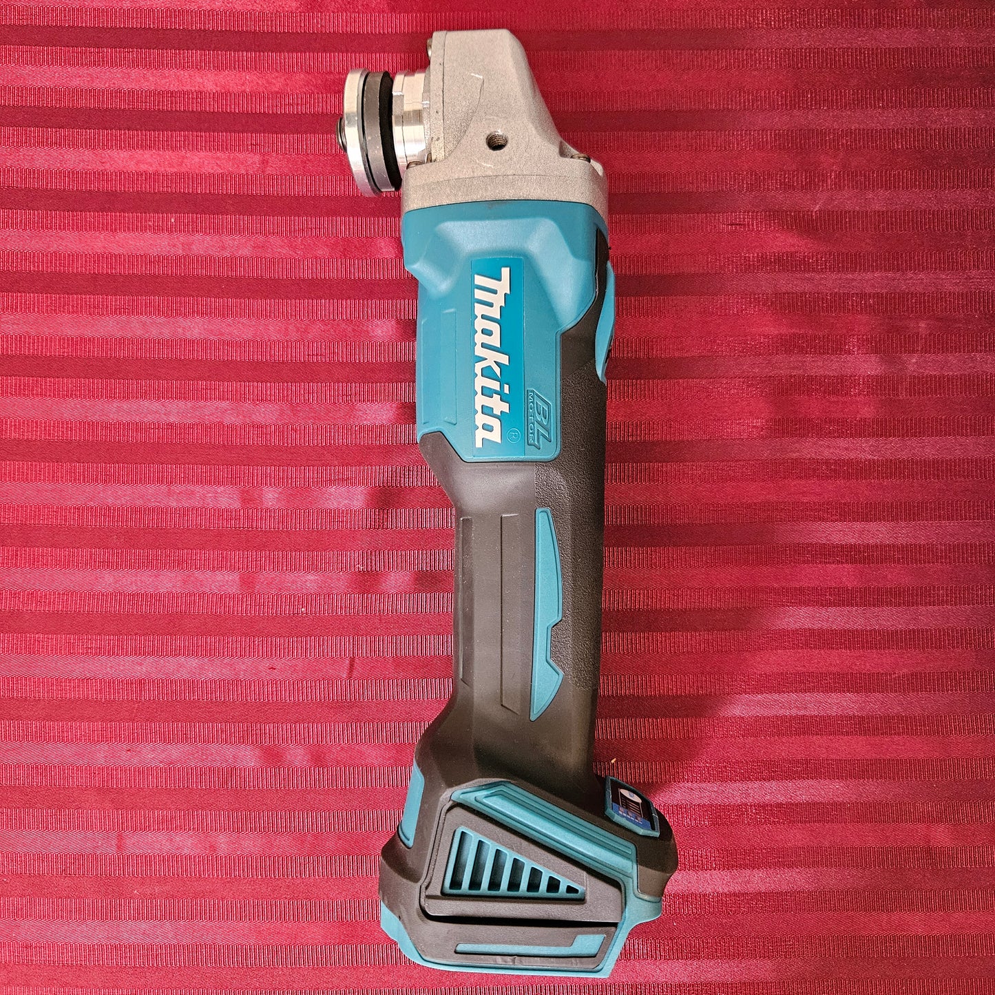 Esmeriladora inalámbrica angular 4-1/2 / 5", 18V (Solo herramienta) - Makita DGA404 (Nuevo, sin empaque)