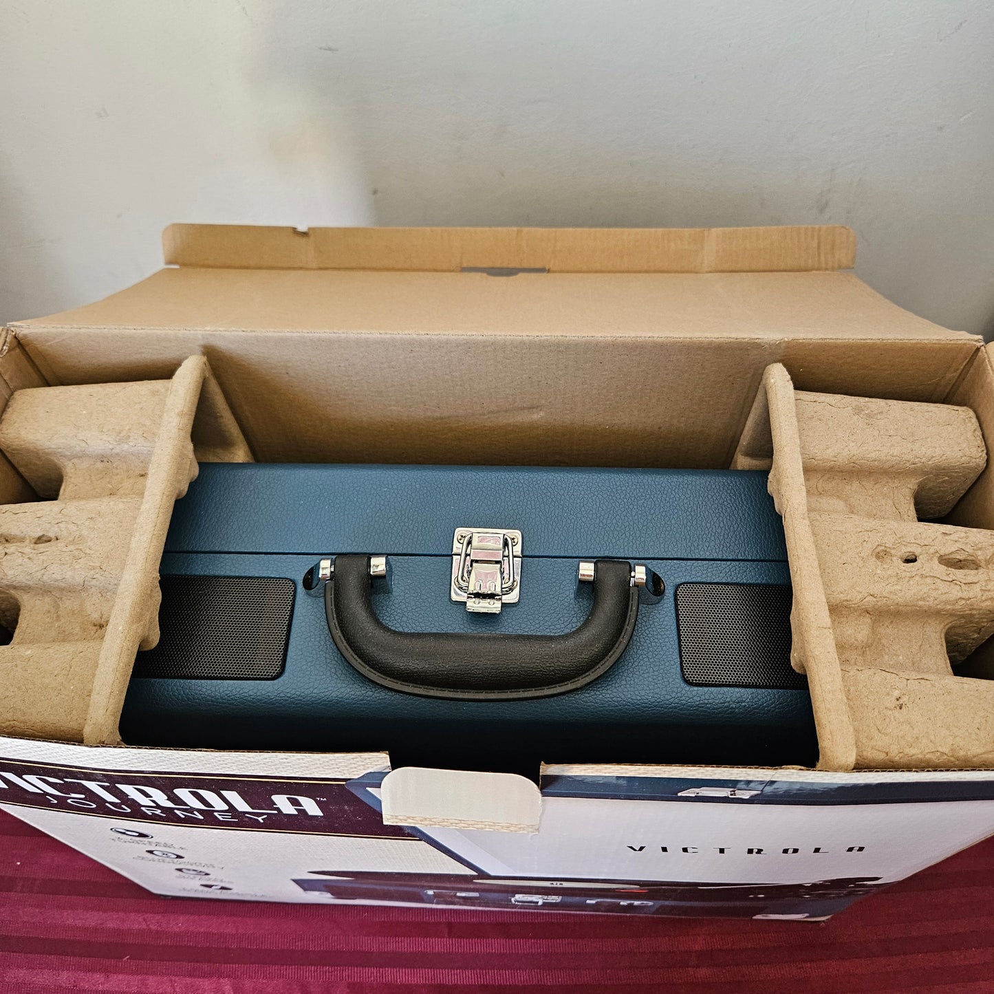 Tocadiscos portátil con bocinas integradas Bluetooth - Victrola Journey (Nuevo, caja abierta)
